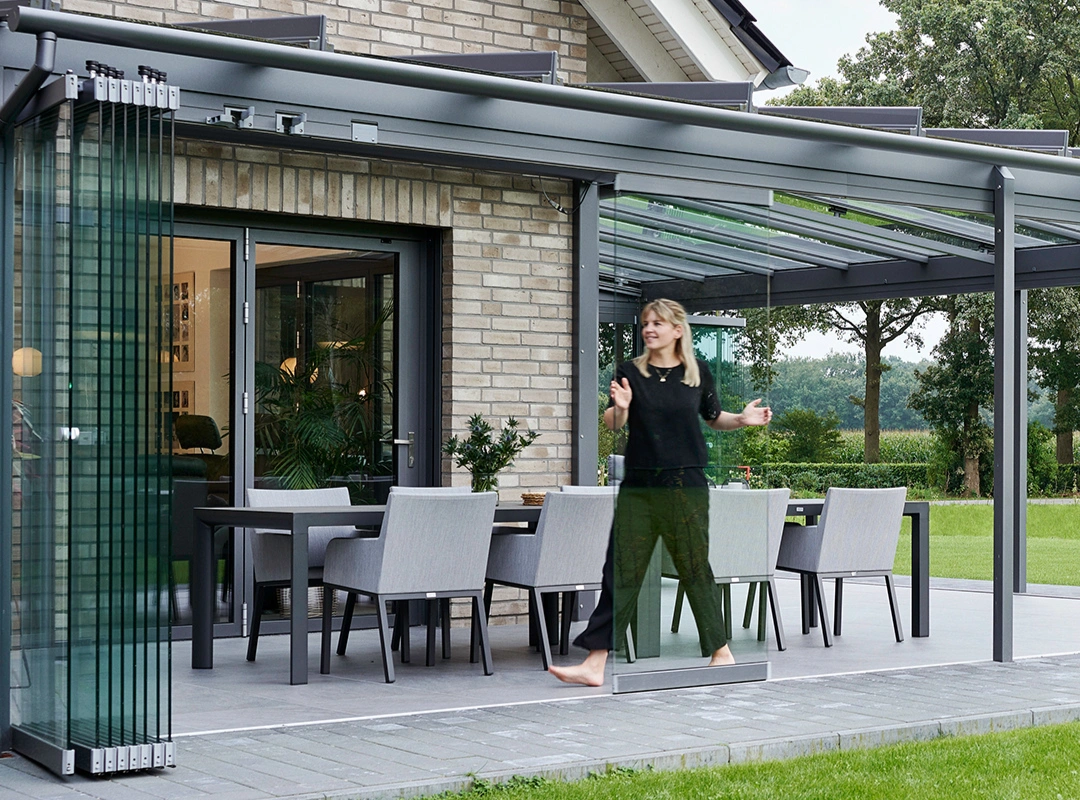 Stor udestue med skydedøre i glas.