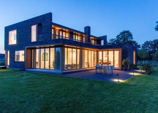 Solarlux houten vouwwanden bij een moderne villa, ontworpen Jacobien Hofstede architect