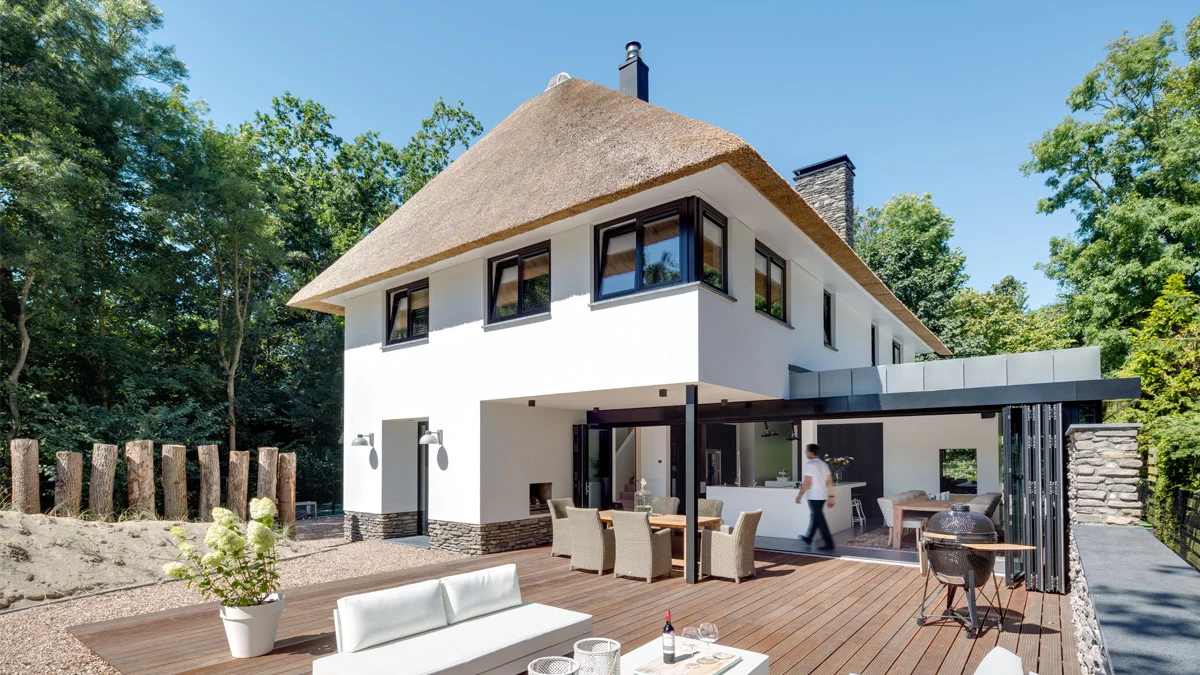 Solarlux glazen vouwwanden in moderne villa ontworpen door BNLA architecten