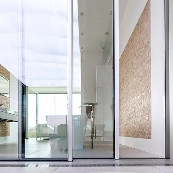 cero frameless Schiebefenster halbgeöffnet