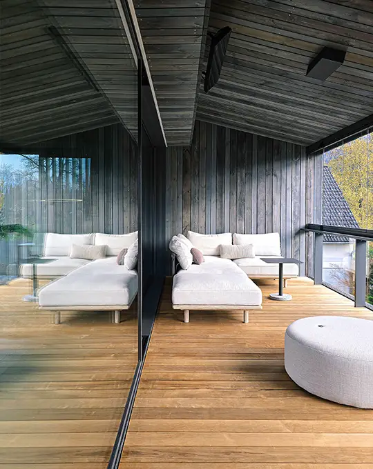 Konzepthaus Salzkammergut tiefer Balkon Verglasung