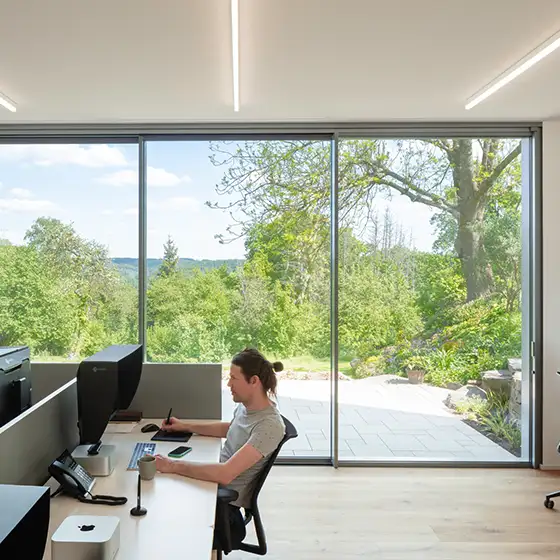 Büro mit großer Schiebetür