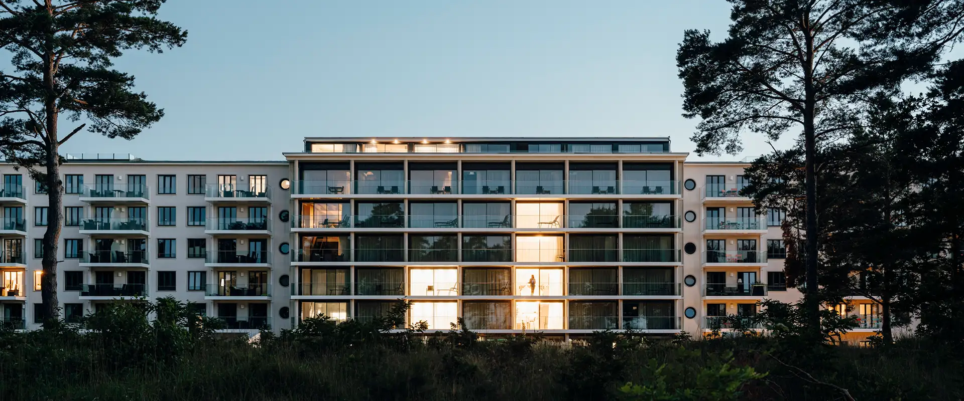 Hotel mit großen Schiebefenstern