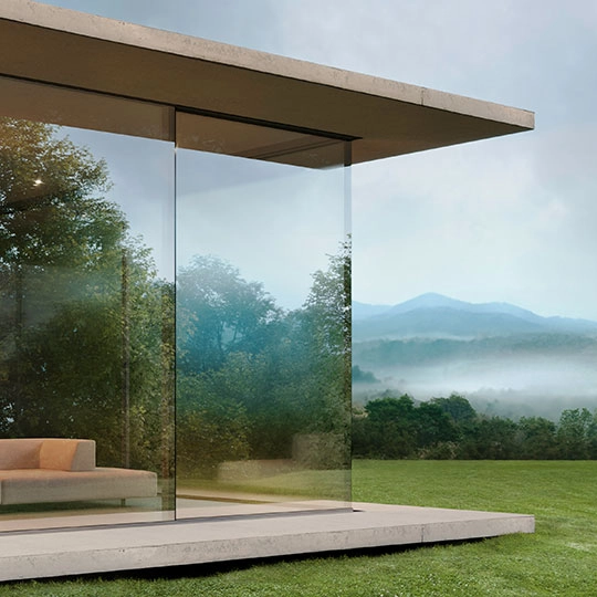 Skyvedører skaper et glasshjørne i en moderne villa. 