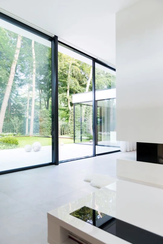 Solarlux schuifraam cero is een verdiepingshoge beglazing met minimalistische verzonken vloerrails