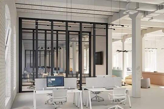 Skiljevägg i glas och aluminium i ett öppet kontor. 