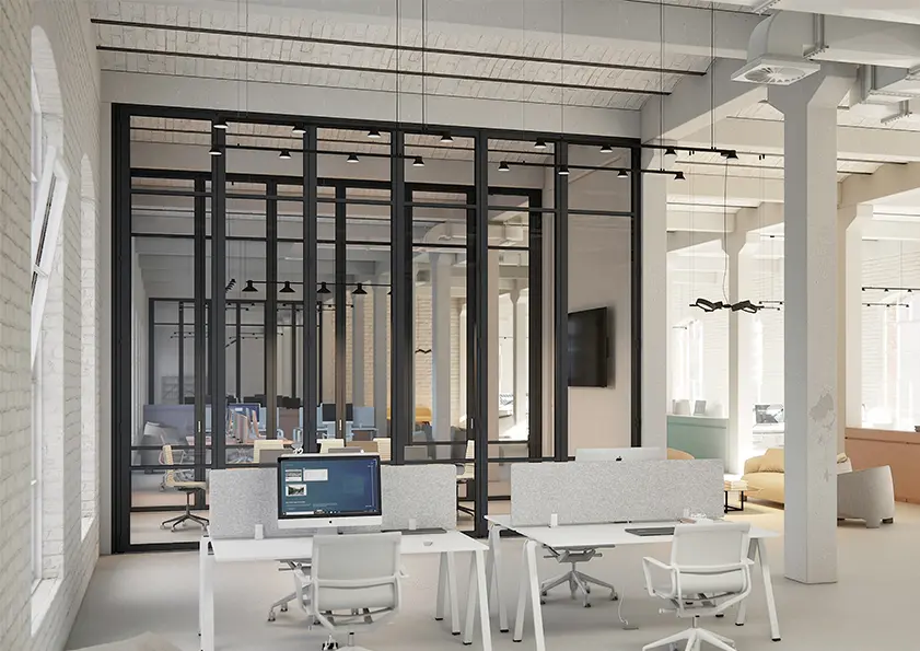 Skiljevägg i glas och aluminium i ett öppet kontor. 