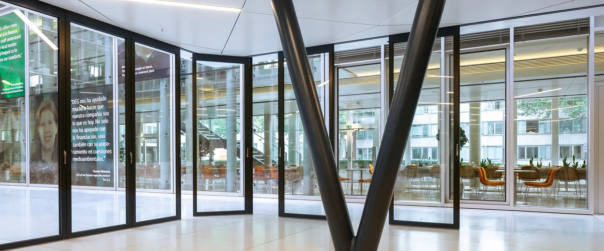 SL 60 HSW Flexa som rumsavdelare i en konferensanläggning. 