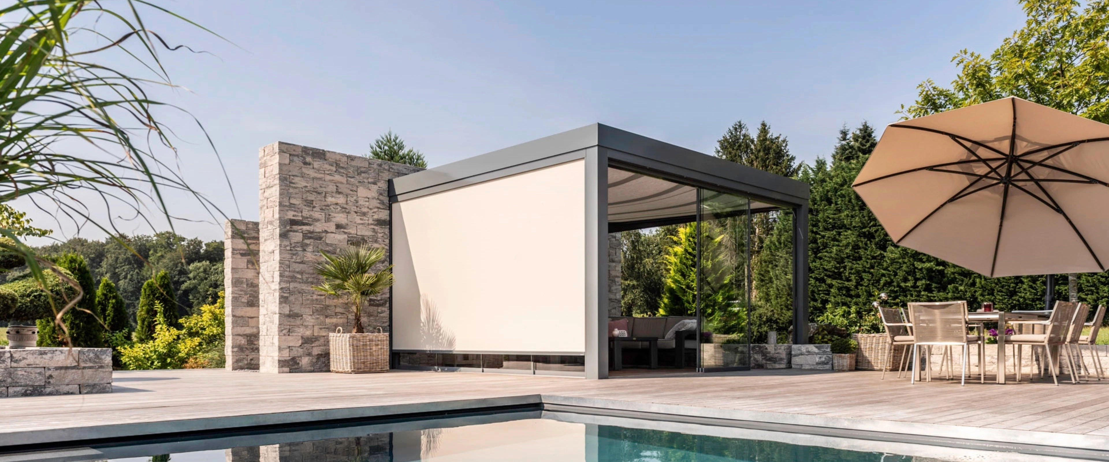 Udestue fra Solarlux med hvid markise på siden og i taget.