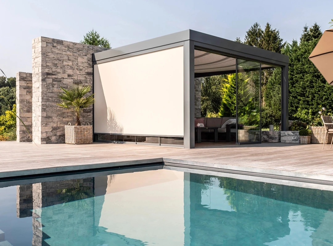 Udestue fra Solarlux med hvid markise på siden og i taget.