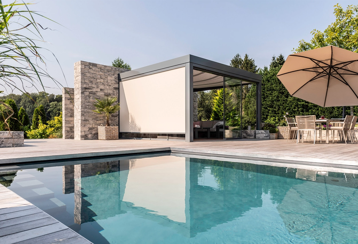 Kubisk udestue med markise under taget og lodret markise. 