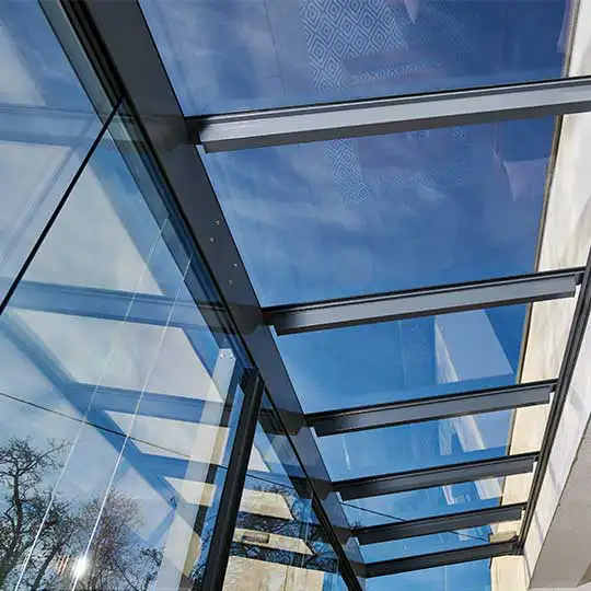 Terrassendach bei strahlend blauen Himmel 