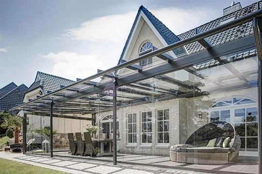 Solarlux serre met glazen schuifdeuren en glazen dak als stijlvolle uitbreiding van de woning