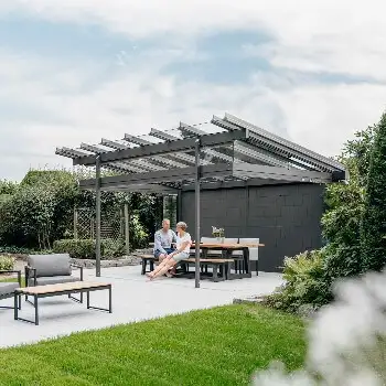SDL Atrium Plus terrasseoverdækning i aluminium fra Solarlux med åbne sider og glastag placeret frit i haven med udsigt ud over haven