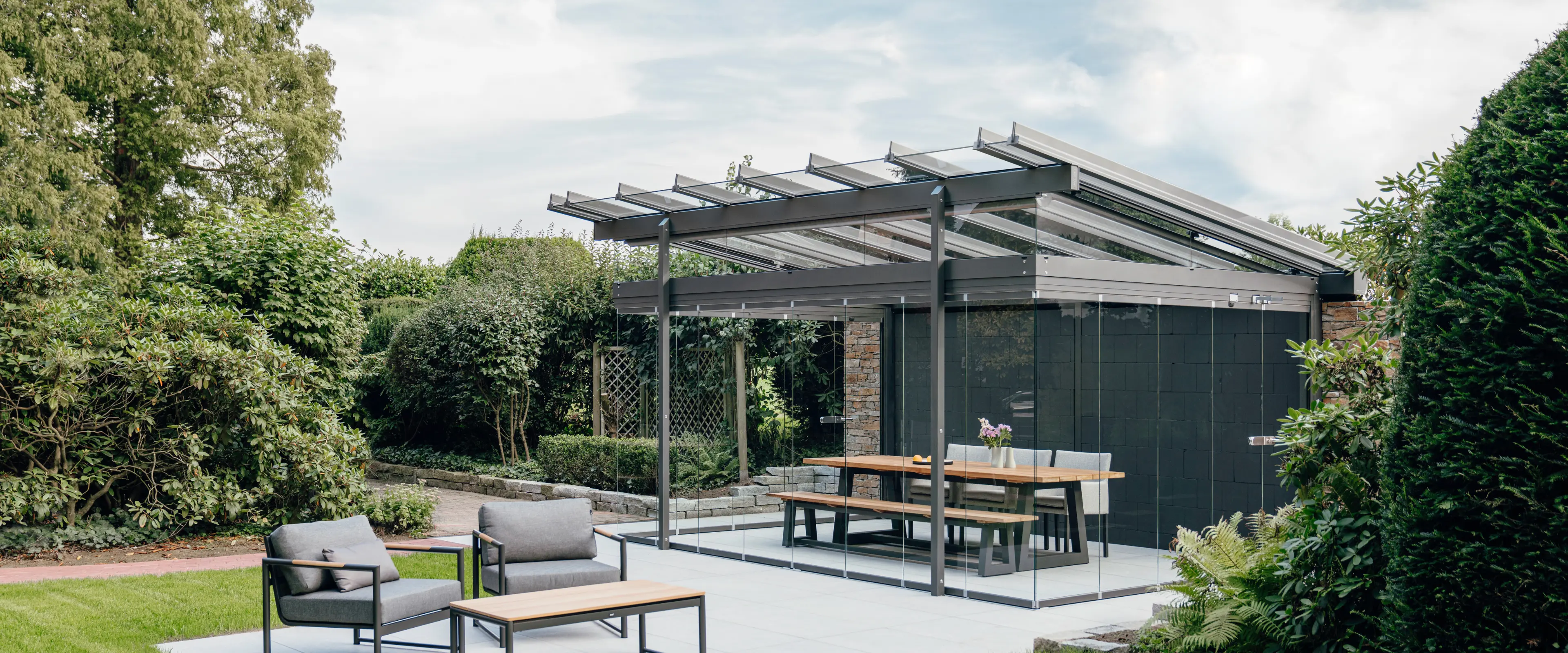 Terrassöverbyggnad med skjutdörrar i glas i modern stil.