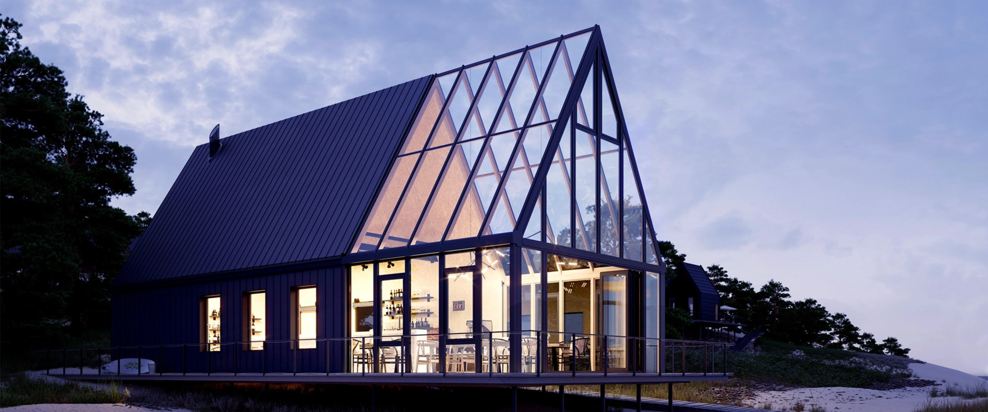 Isoleret udestue med stor taghældning på en strand i skumringen.