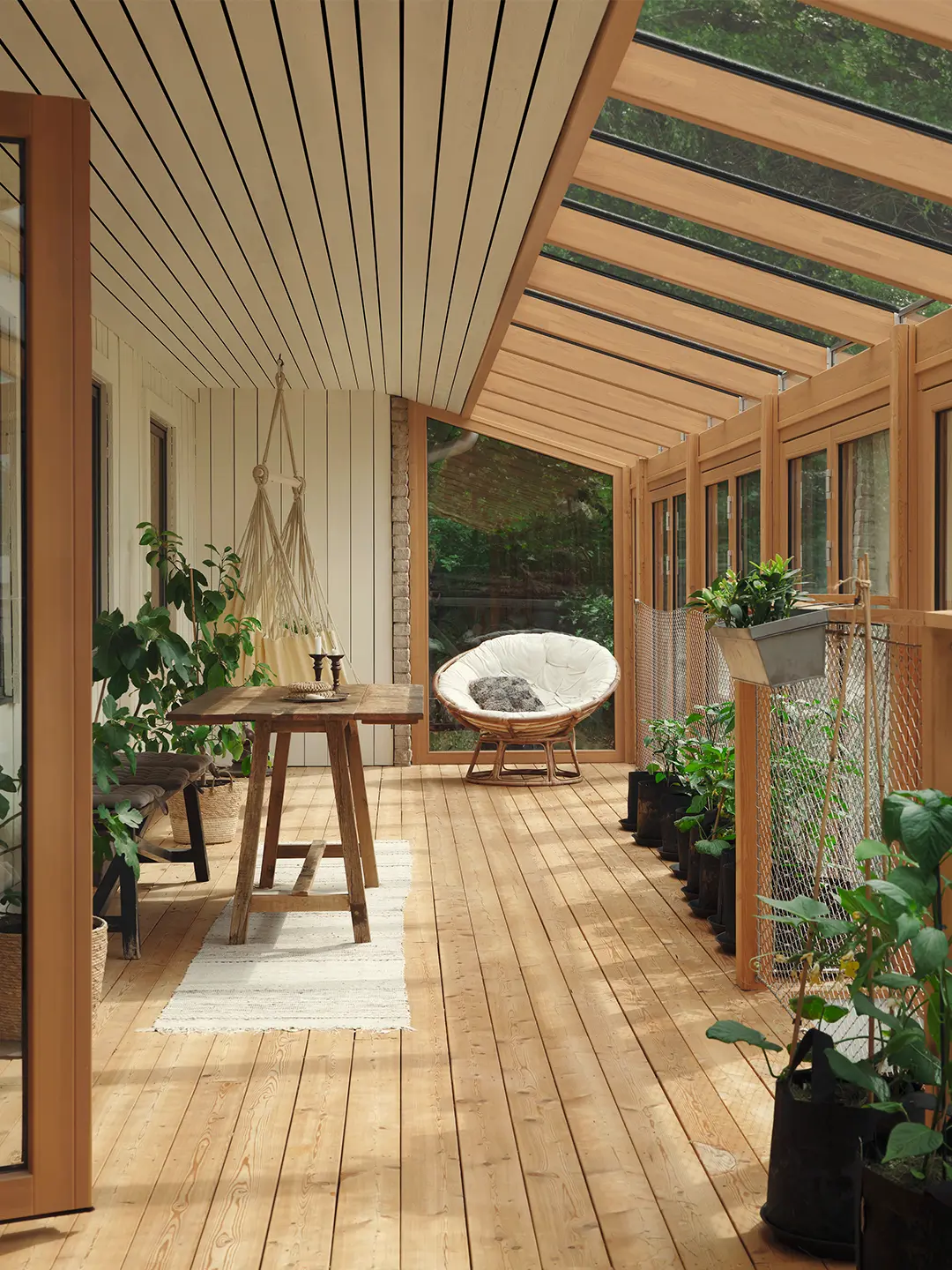 Stort uterum i trä invändigt med glaspartier och odlingsytor. 