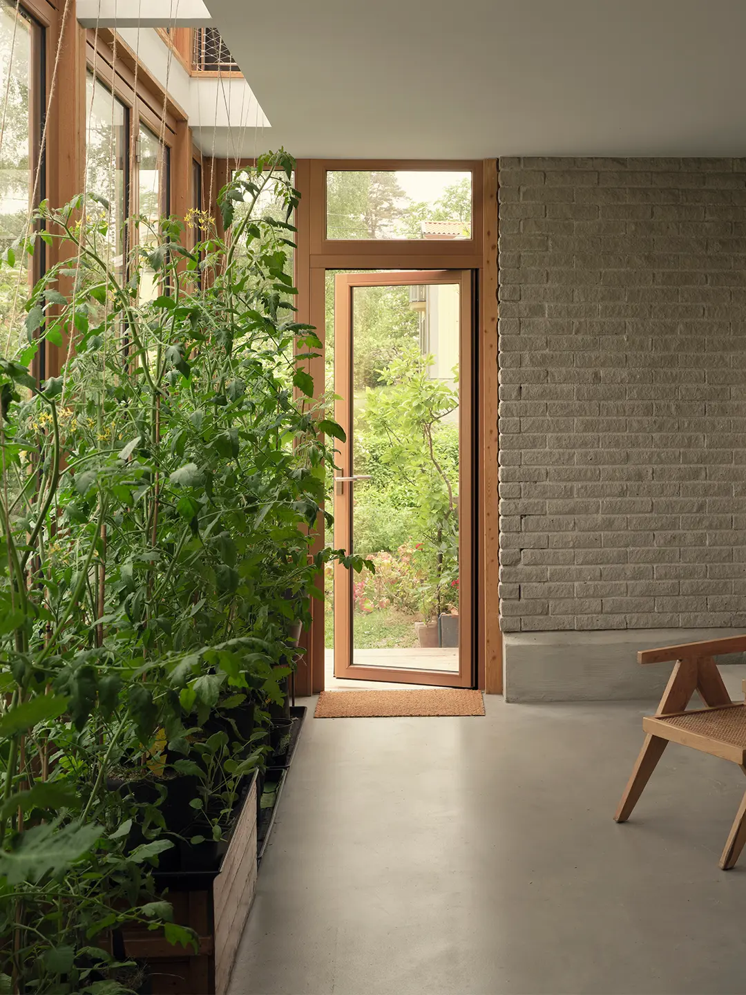 To-etagers udestue, der fremmer dyrkning.