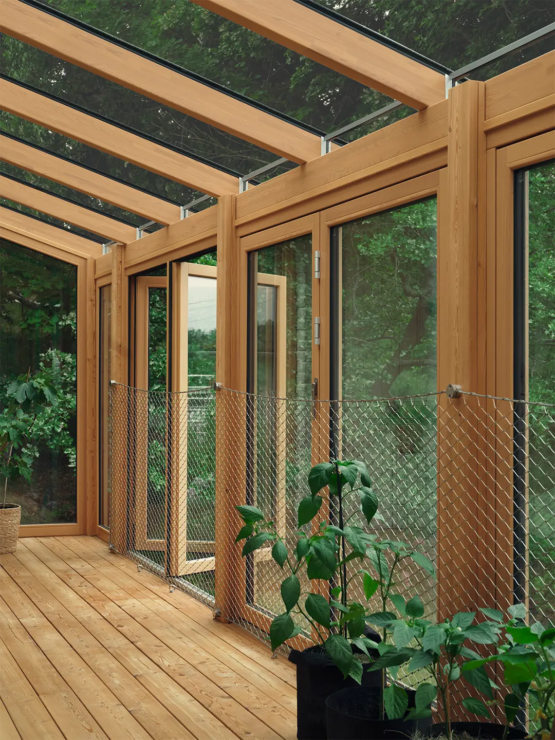 Uterum i trä med trätak och vikpartier i trä. 