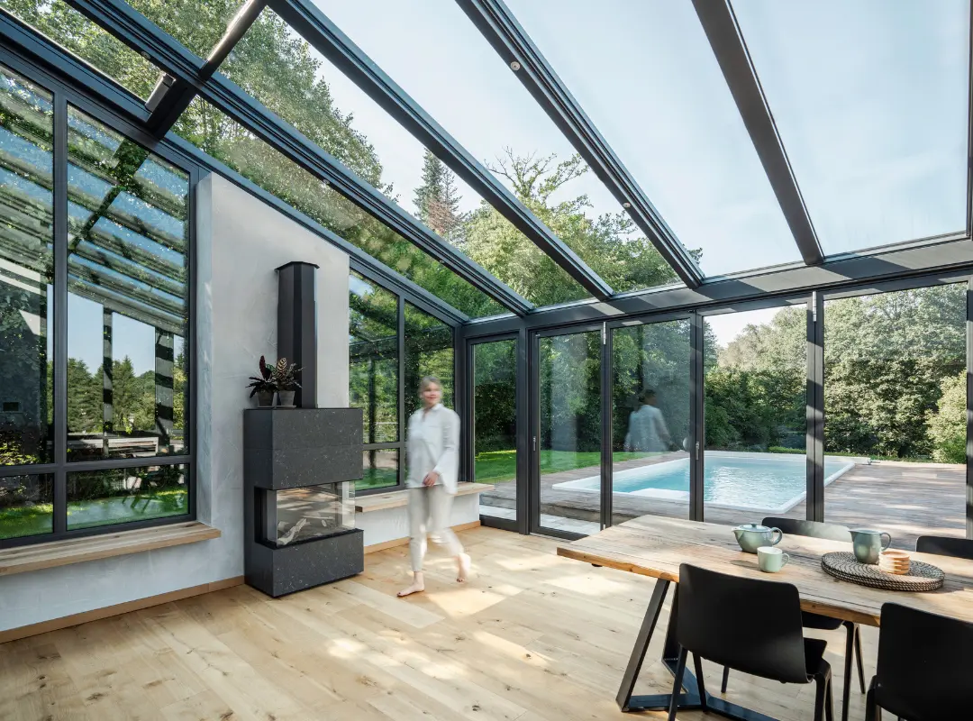 Vinterträdgård med dörrar som kan öppnas helt för att ge sömlös tillgång till terrassen och trädgården.