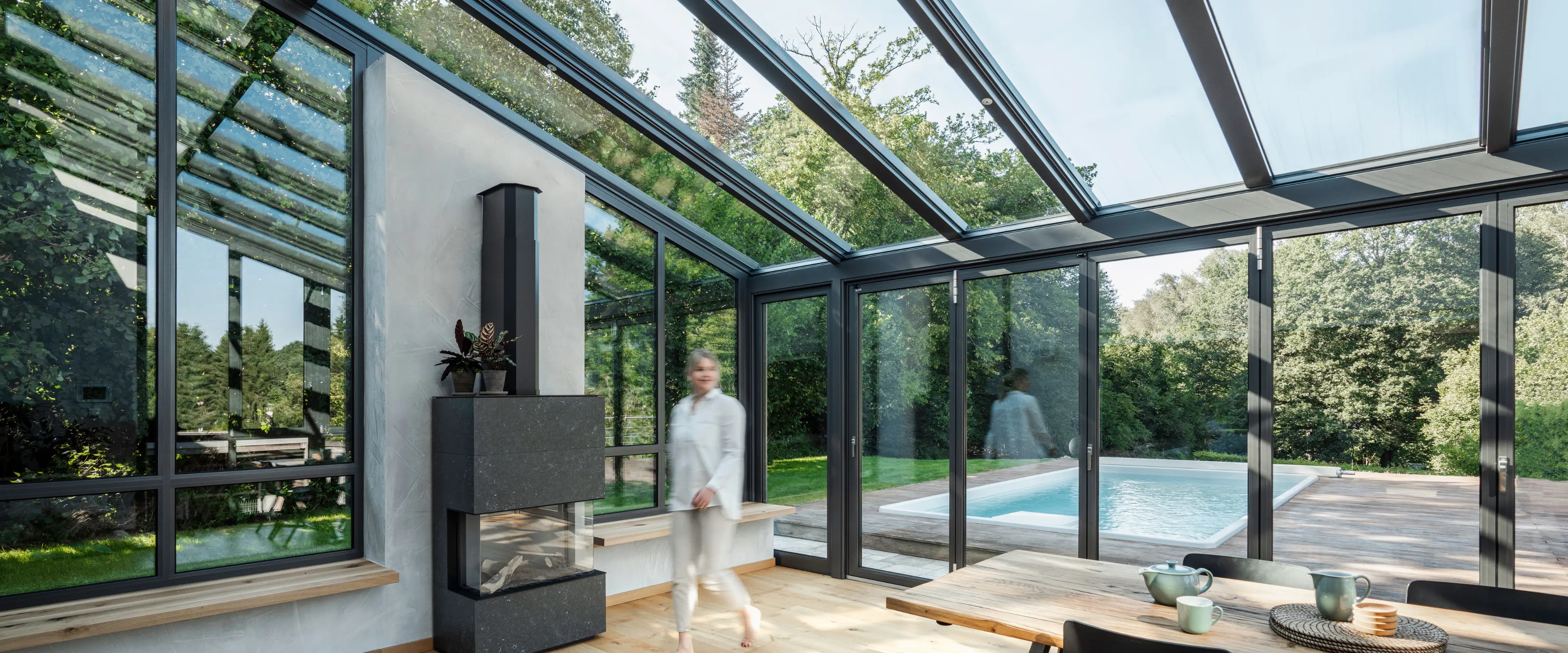 Vinterträdgård med dörrar som kan öppnas helt för att ge sömlös tillgång till terrassen och trädgården.