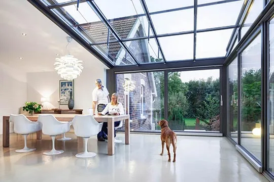 Solarlux serre van glas en aluminium als lichte, geïsoleerde woonuitbreiding aan huis