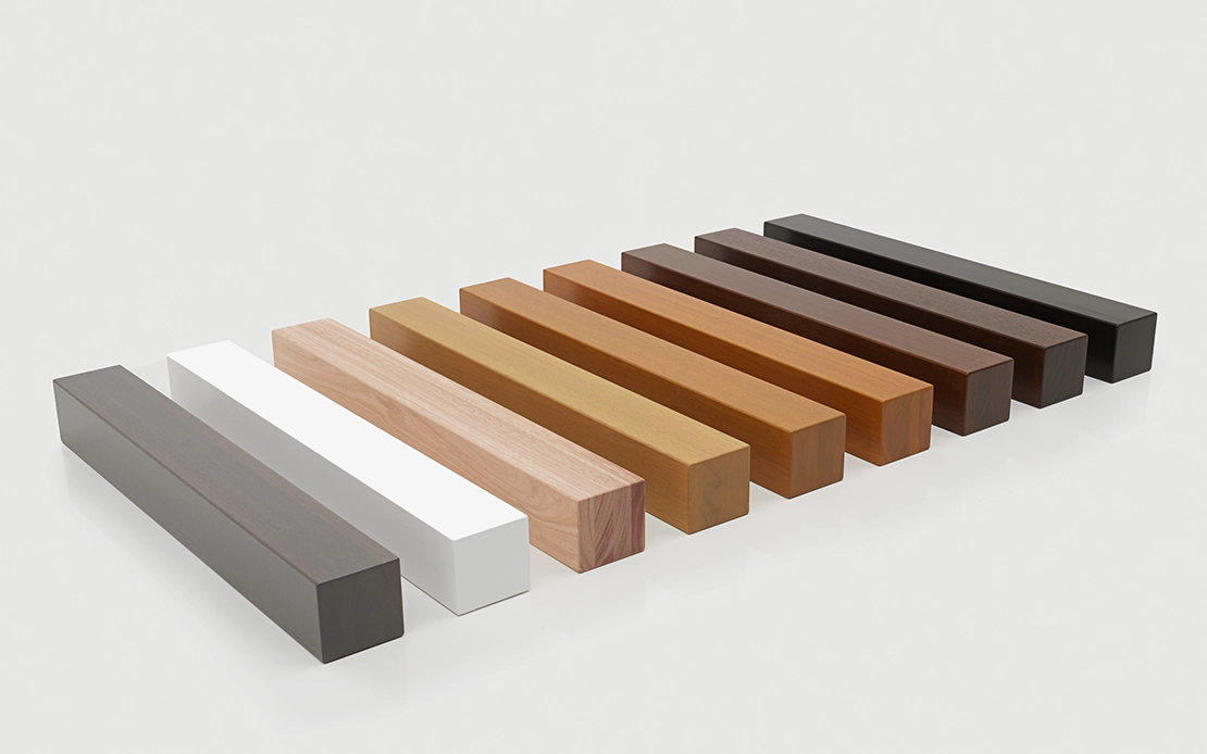 Farveprøver af træsorten Red Grandis i forskellige nuancer. 