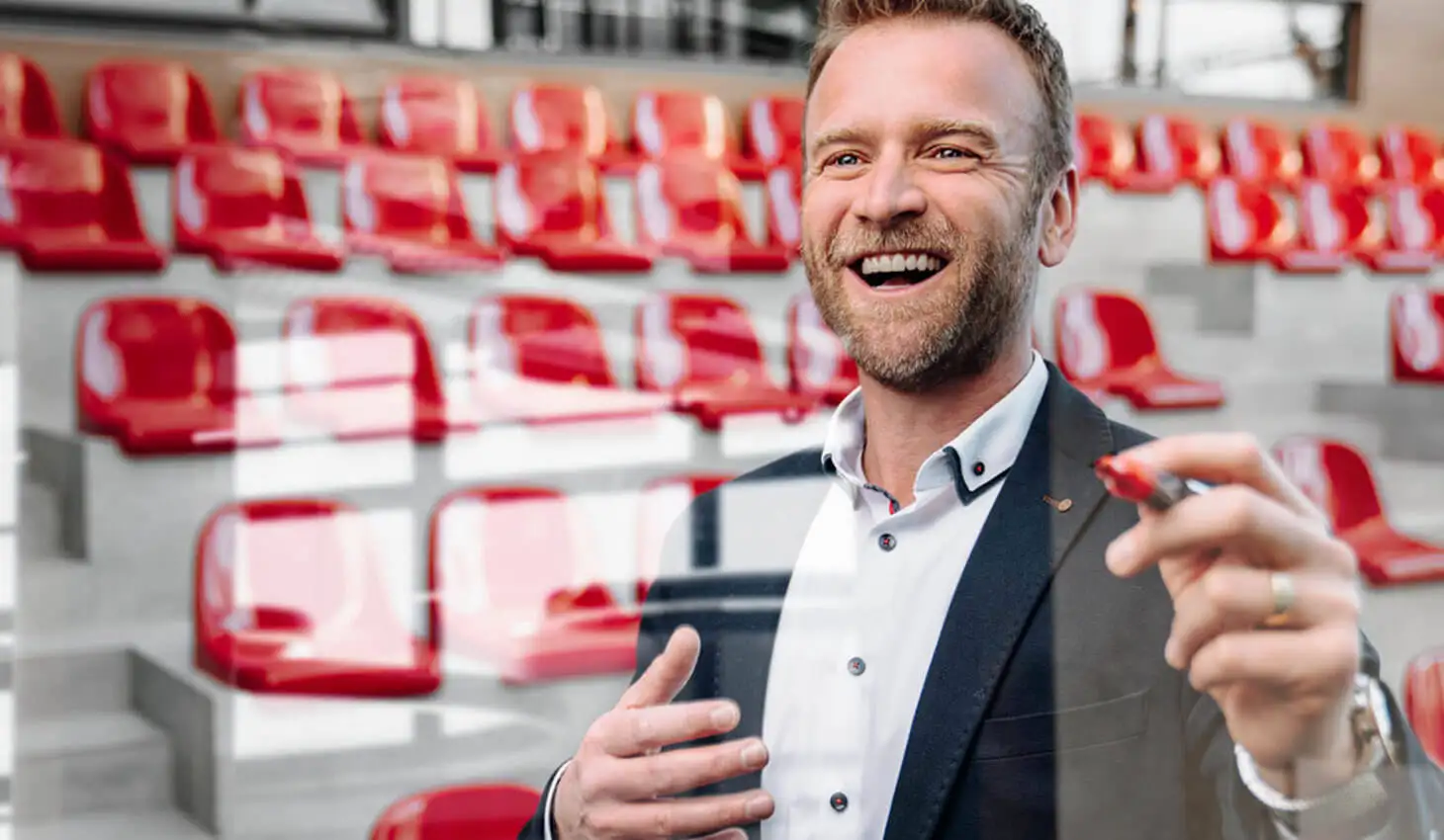 Stefan Holtgreife lacht in die Kamera