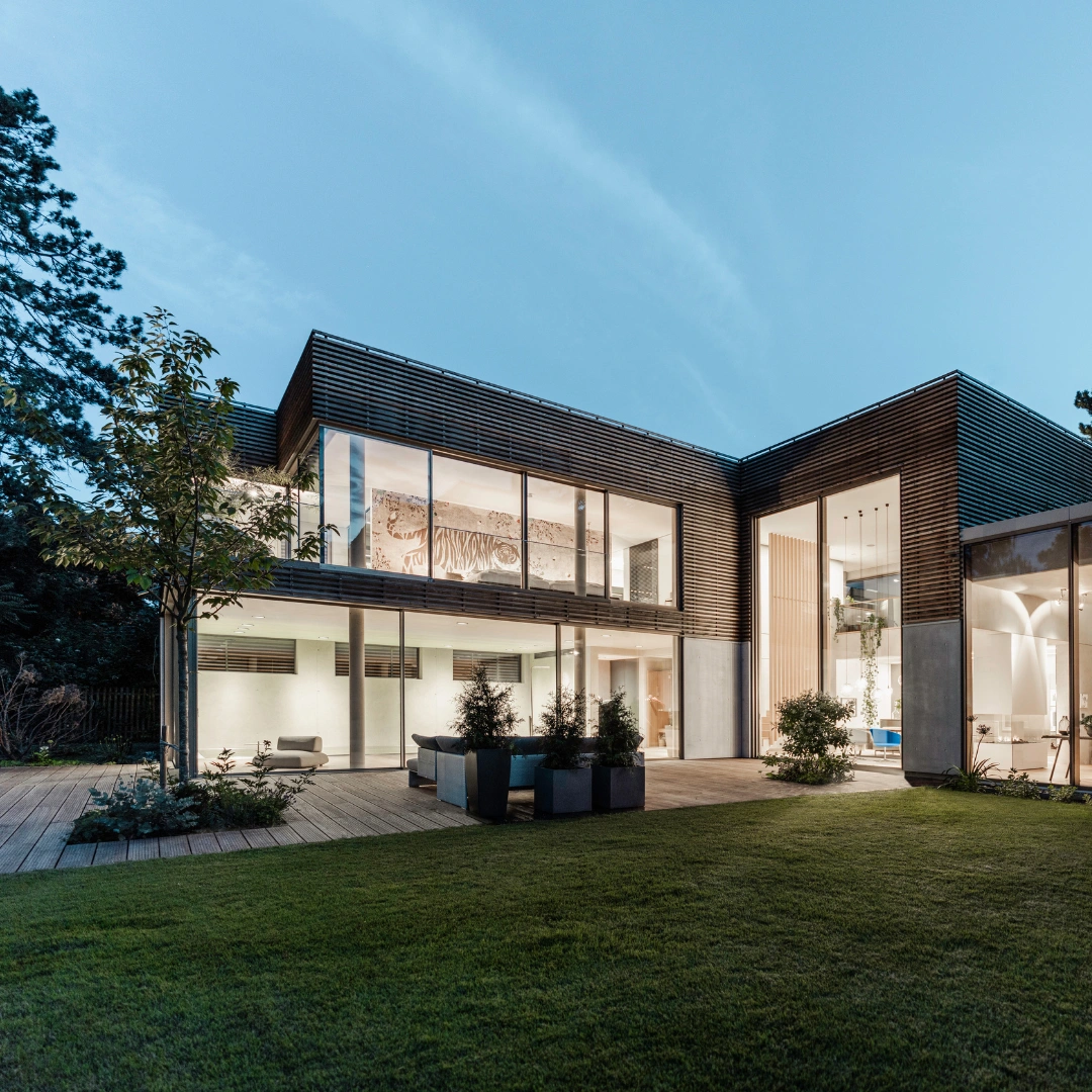 Stilrent hjem med skydedøre til terrassen fra Solarlux