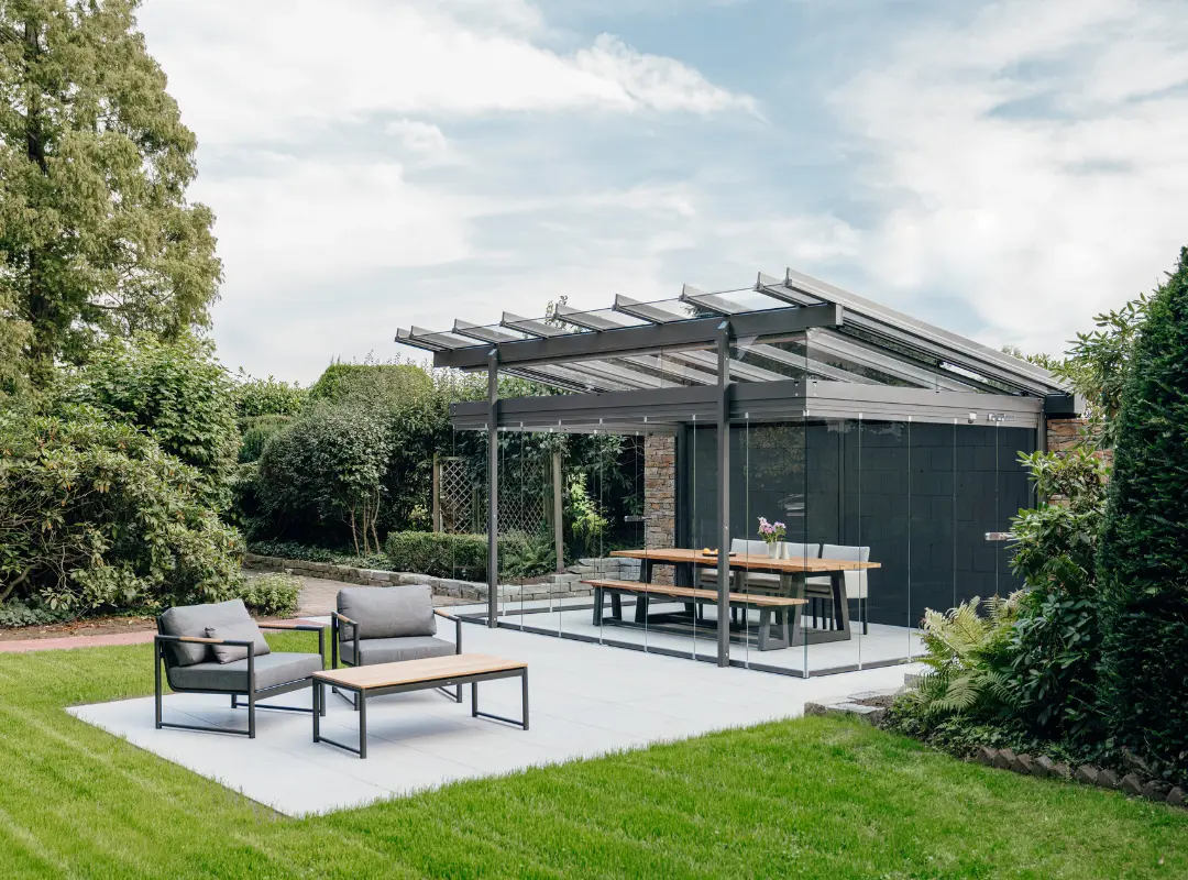 Terrasseoverdækning med skydedøre i glas i moderne stil.
