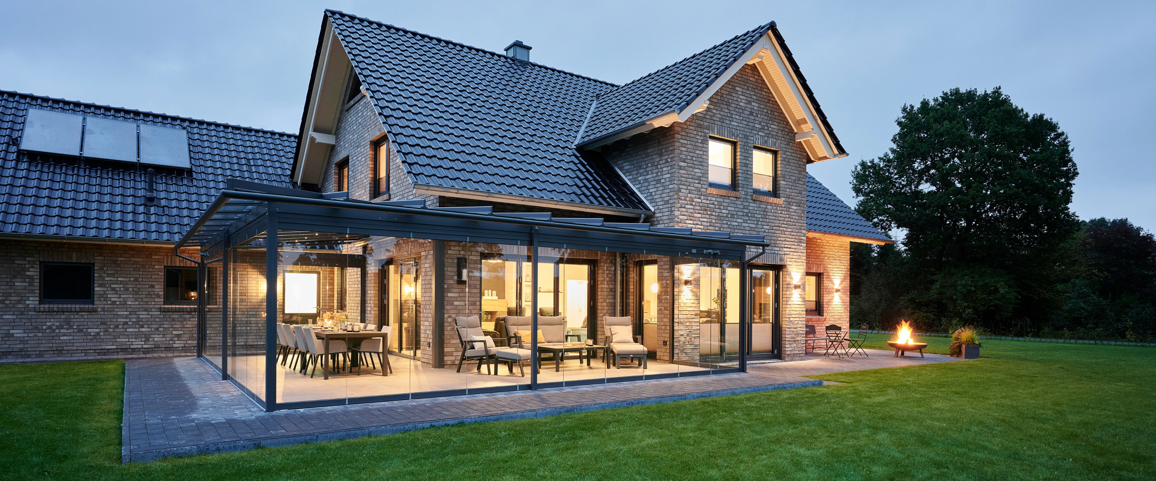 Tilbygning i glas skaber et smukt og funktionelt rum i naturligt lys