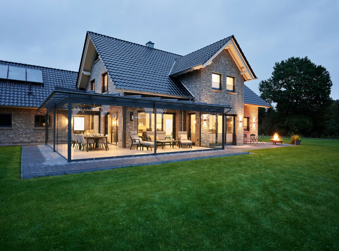 Tilbygning i glas skaber et smukt og funktionelt rum i naturligt lys