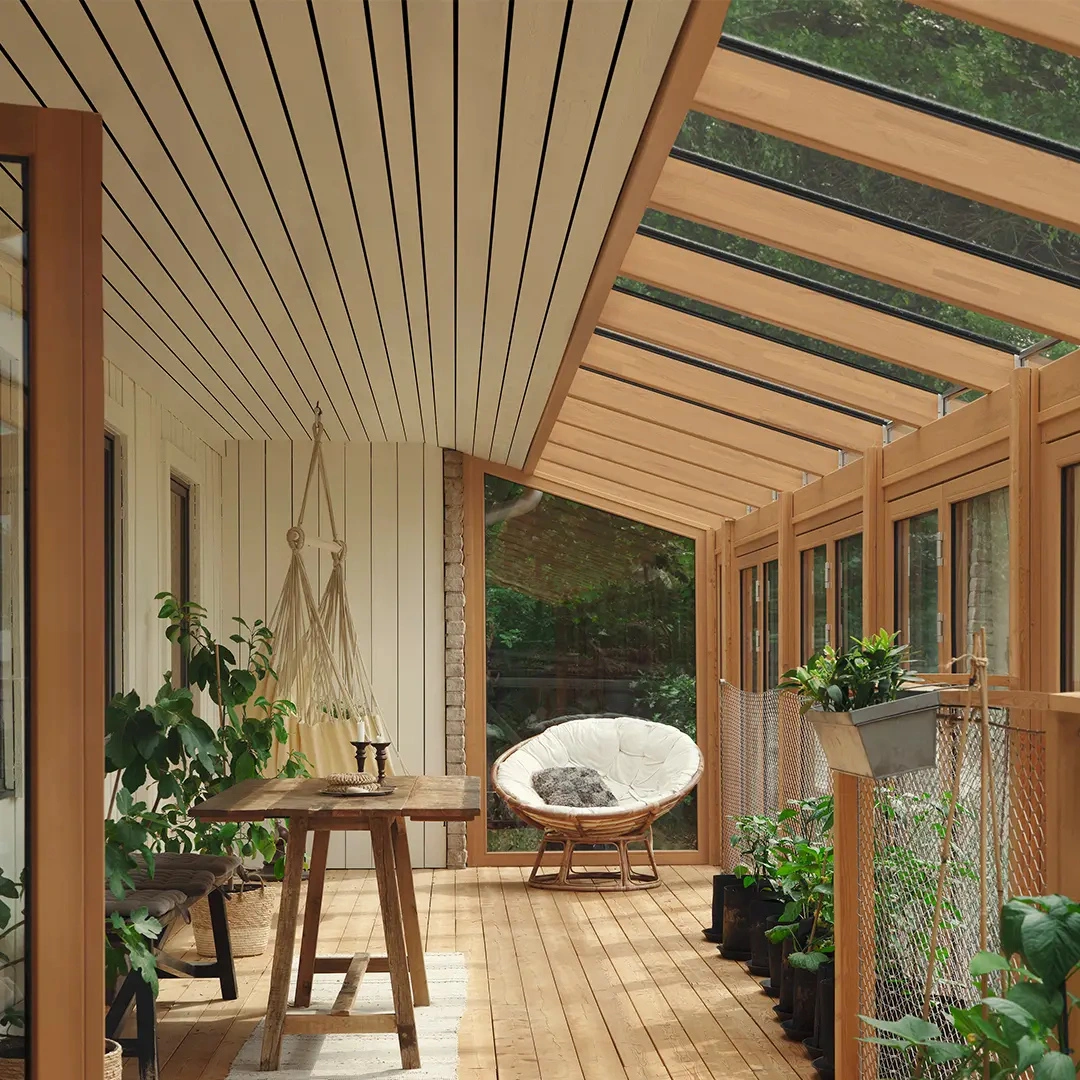 Tilbygning af udestue i træ med glastag