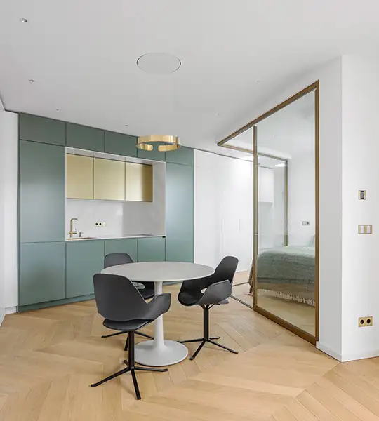 Kleines Apartment mit Trennwandsystem aus Glas zwischen Schlafzimmer und Wohnbereich