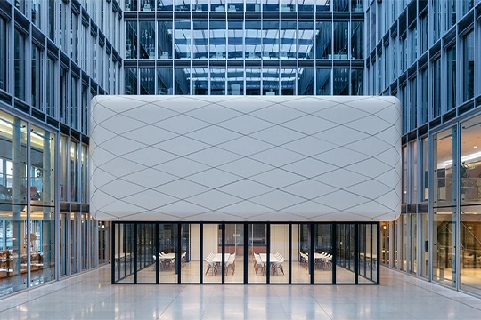 New Yorker skillevæg i glas og aluminium i et åbent kontorlandskab.