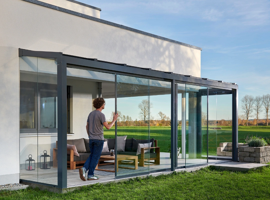 Åben og elegant udestue i glas fra Solarlux der åbner op for terrassen
