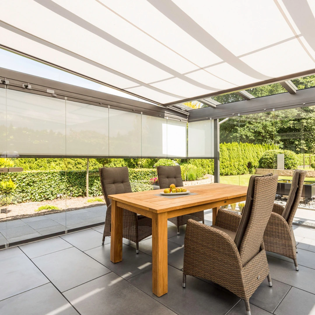 Uterum i aluminium med vita markiser i både tak och på sidan.