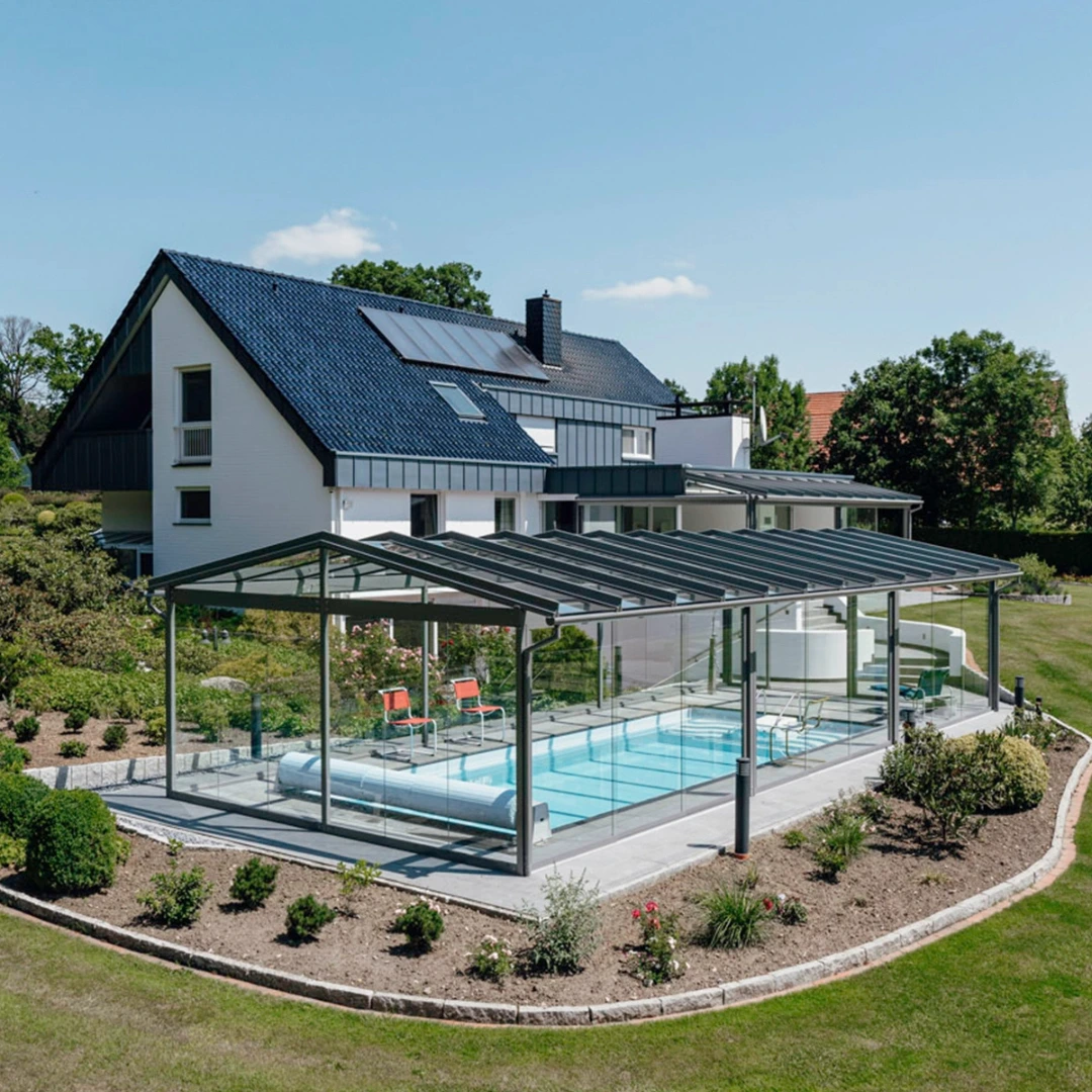 Uterum med sadeltak som har byggts över en pool. 