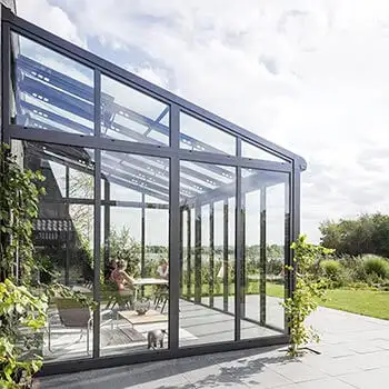 SDL Akzent Vision vinterhave med konstruktion af aluminium og varmeisoleret glas for en vinterhave, som kan holde på varme på kolde dage. På varme dage kan foldedøren åbnes op og give adgang til terrasse og have.