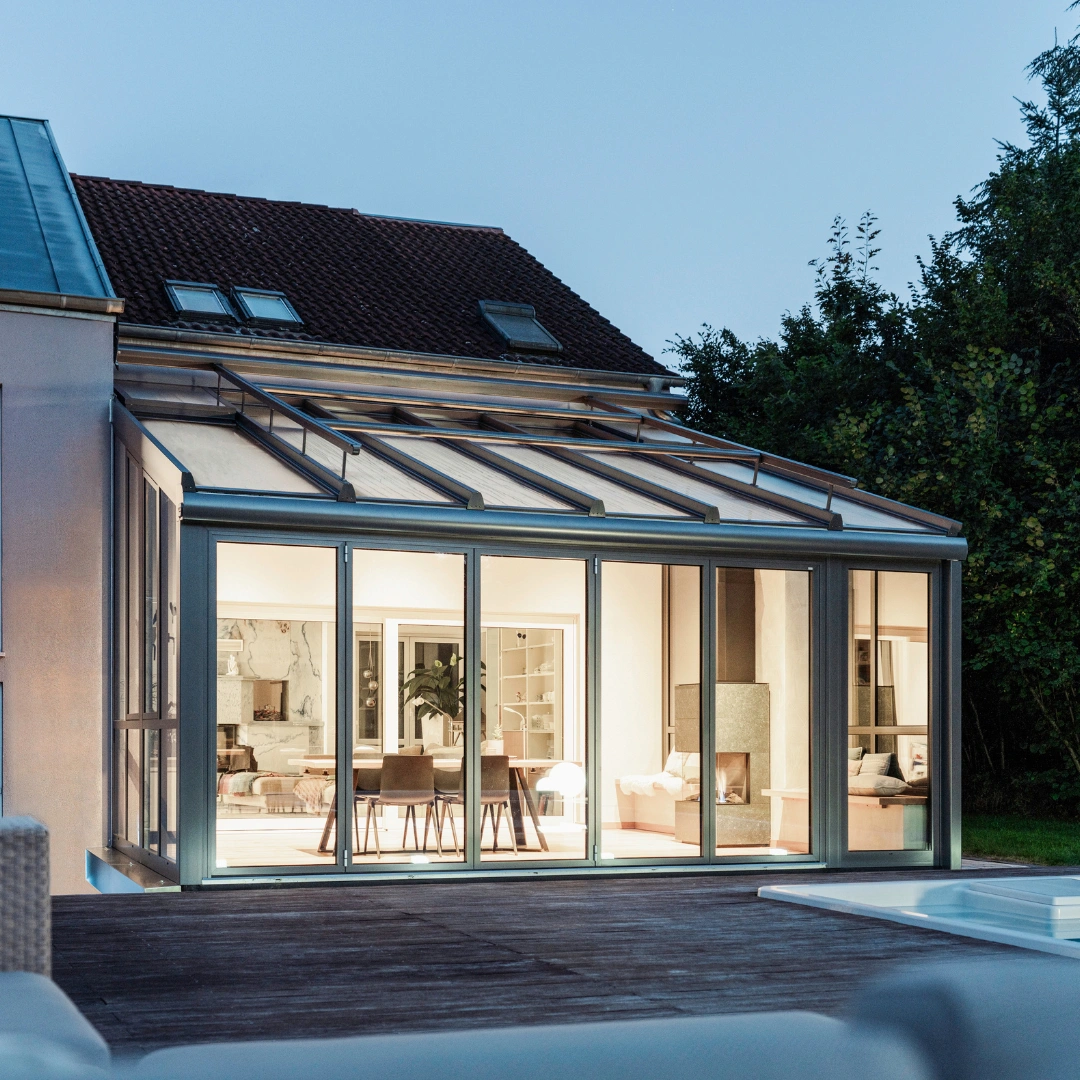 Vinterträdgård från Solarlux sett utifrån på kvällen