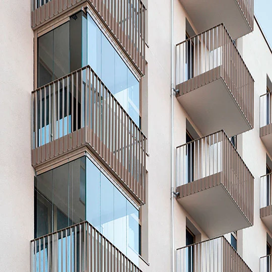 Uitzicht op meerdere glazen balkons