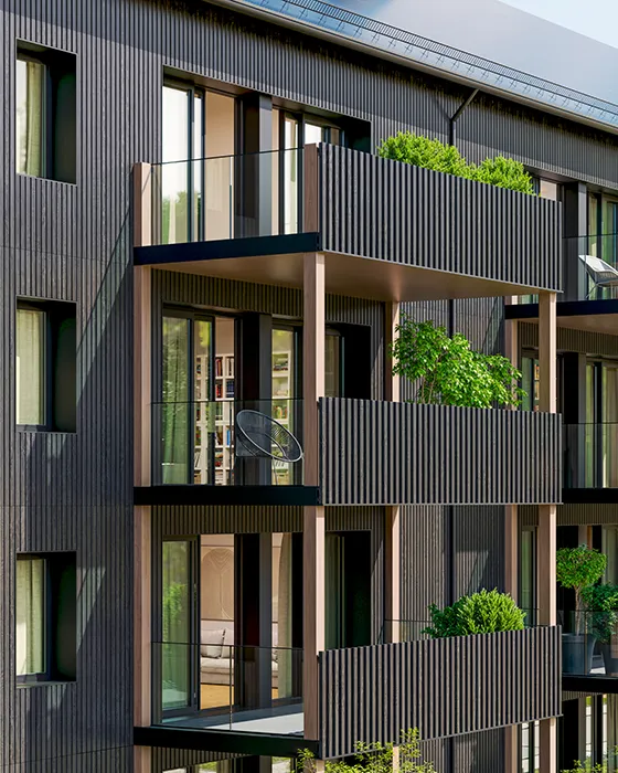 Sanierter Wohnungsbau mit Holzfassade und Balkonen